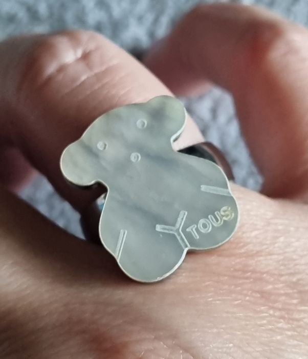 Anel grosso prateado, em aço, com ursinho em madrepérola. T18