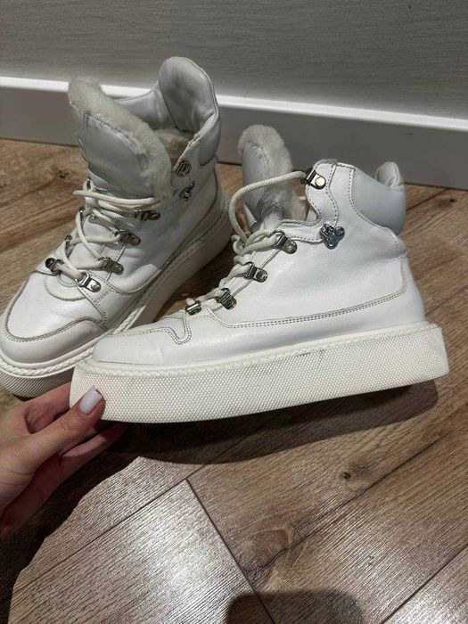 Зимові білі черевички з натуральної замші