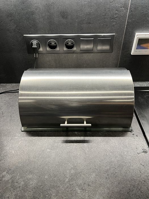 Хлебнница, нержавейка и стекло в хорошем срстоянии