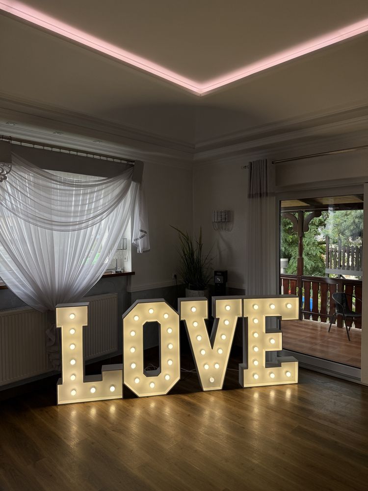 Świecący napis LOVE