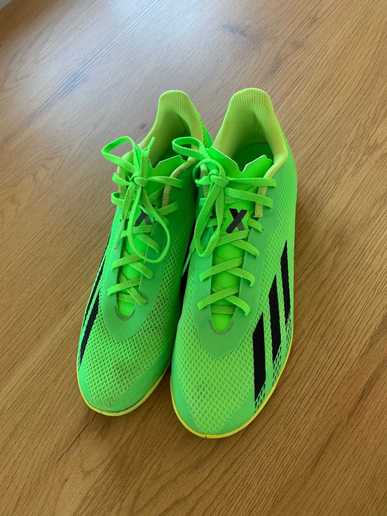 Vendo sapatilha para Futsal .