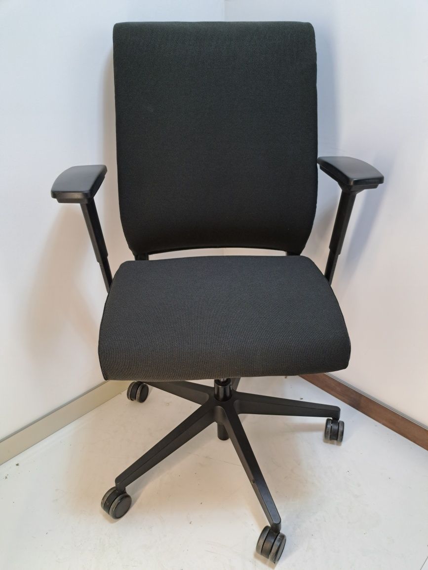 Fotel biurowy obrotowy Steelcase Think czarny,