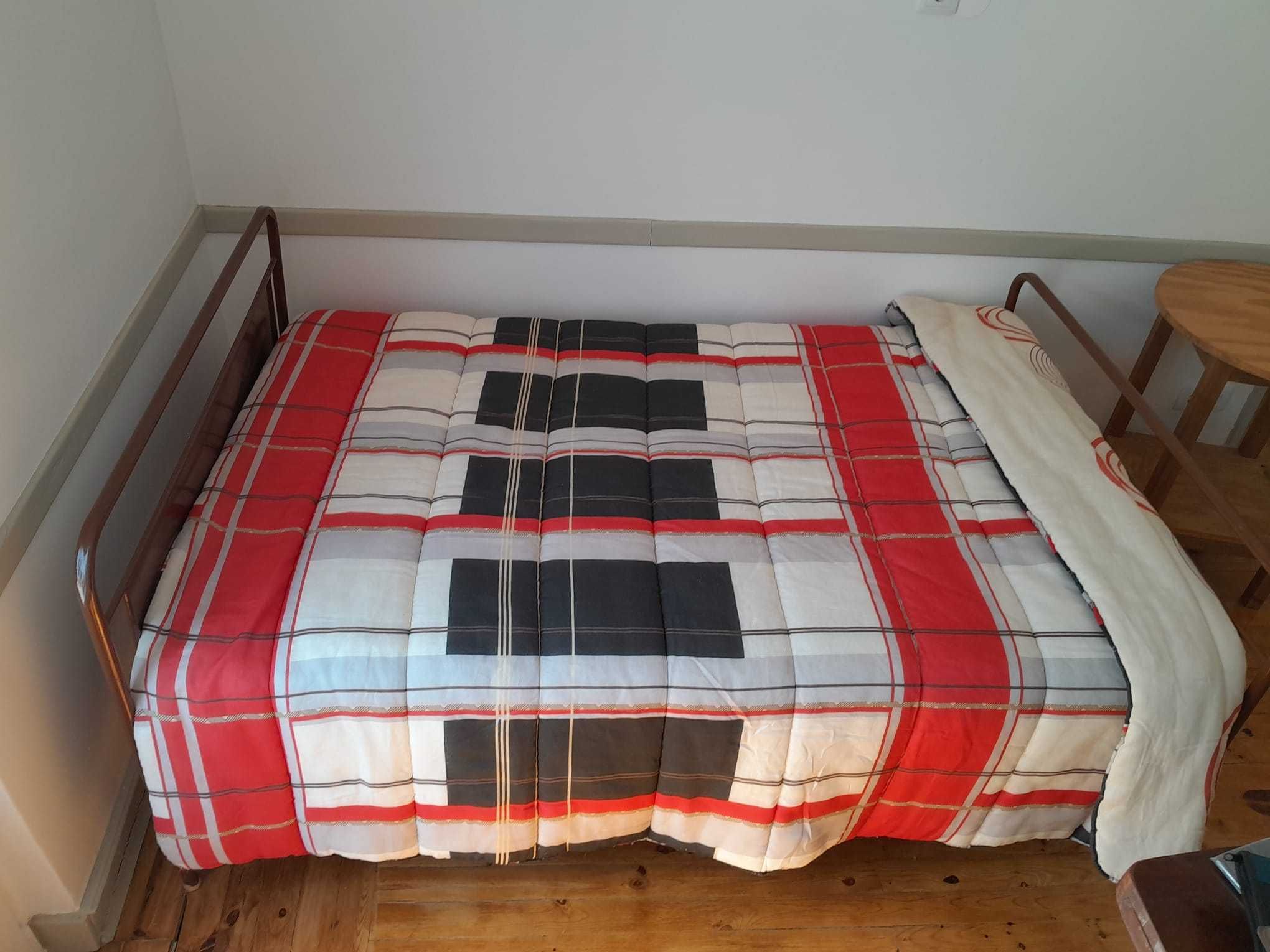 Cama em bom estado com colchão medidas 1, 83 x 1,18