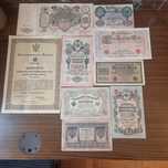 Zestaw dawnych banknotów i przedwojenna obligacja