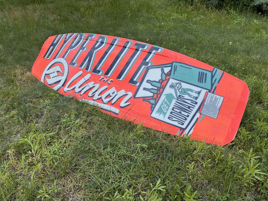 Deska wakeboardowa hyperlite union 142 z wiazaniami slingshot rad 42