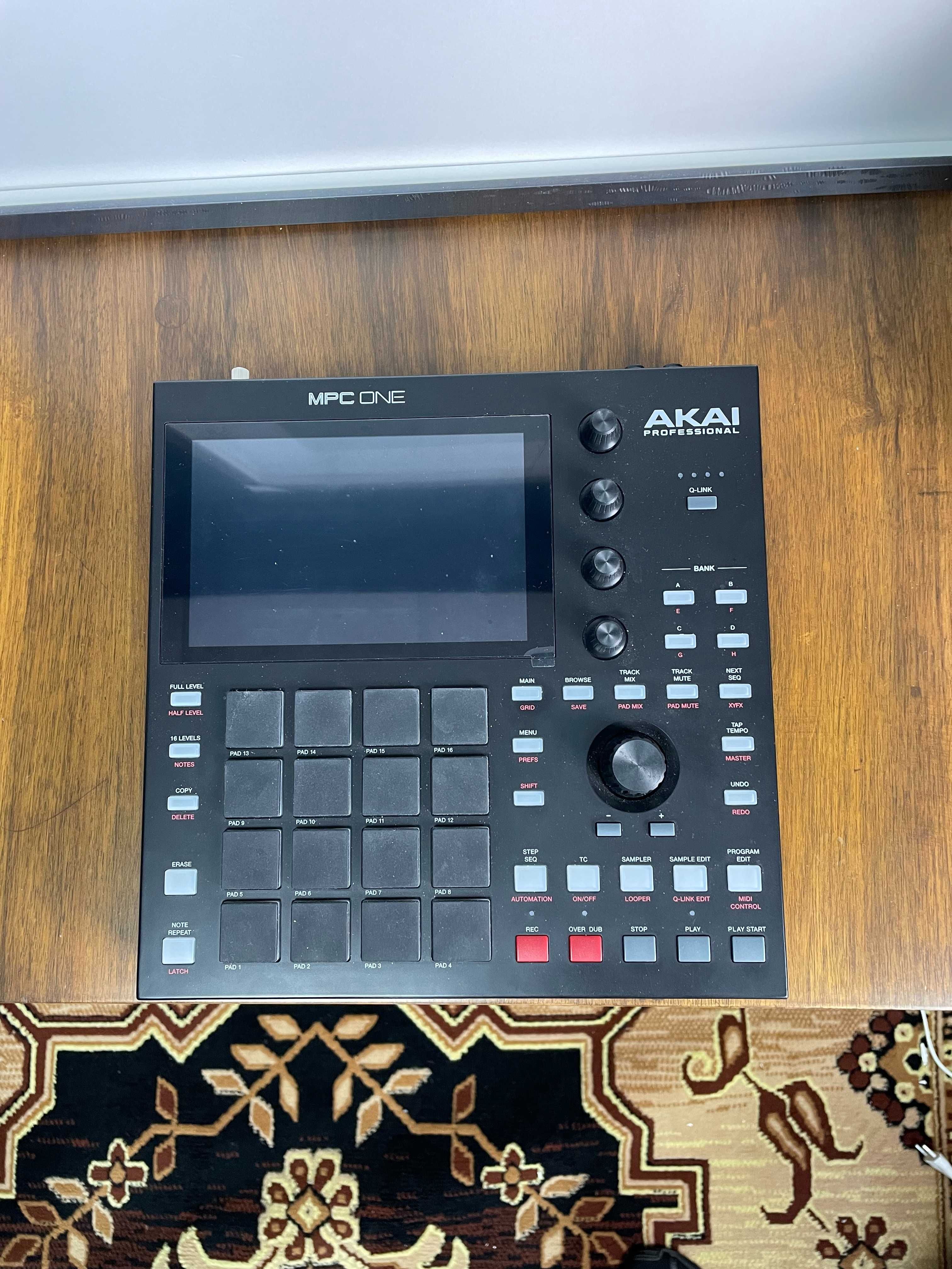 Akai MPC One z pokrowcem. Jeśli szukasz w stanie idealnym to zapraszam