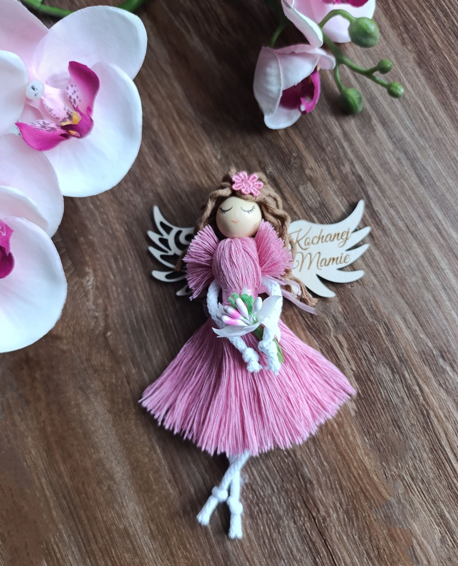 Małe aniołki stróże magnes na dzień mamy kwiaty makrama handmade zawie