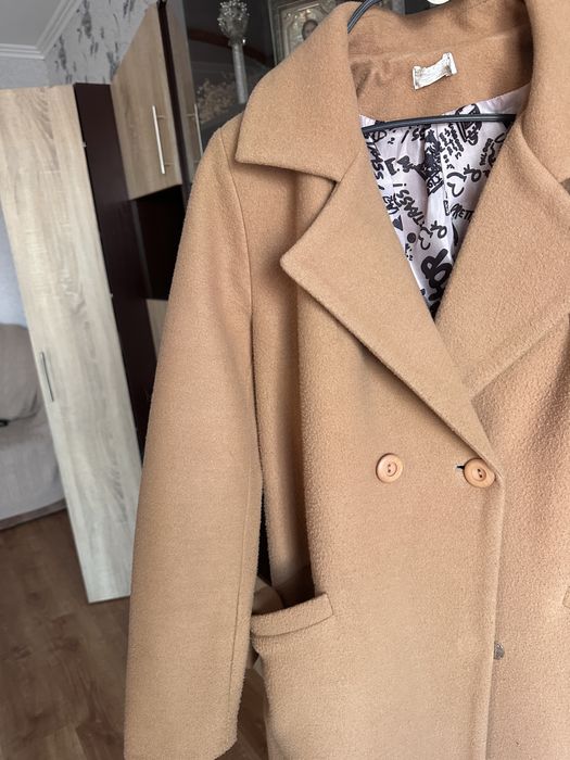 Пальто бежевого кольору, прямого крою