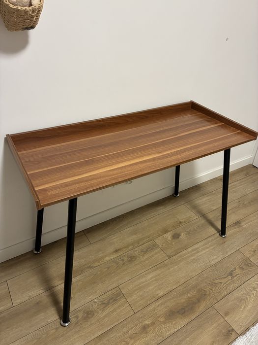 Brązowe biurko industrialne z czarnymi nogami