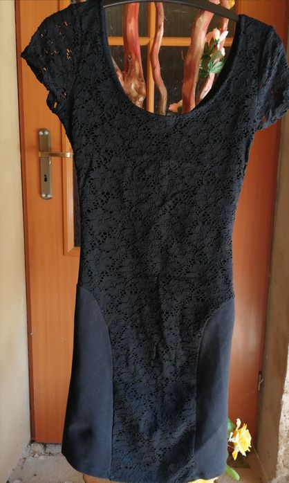 Czarna sukienka z koronką bershka