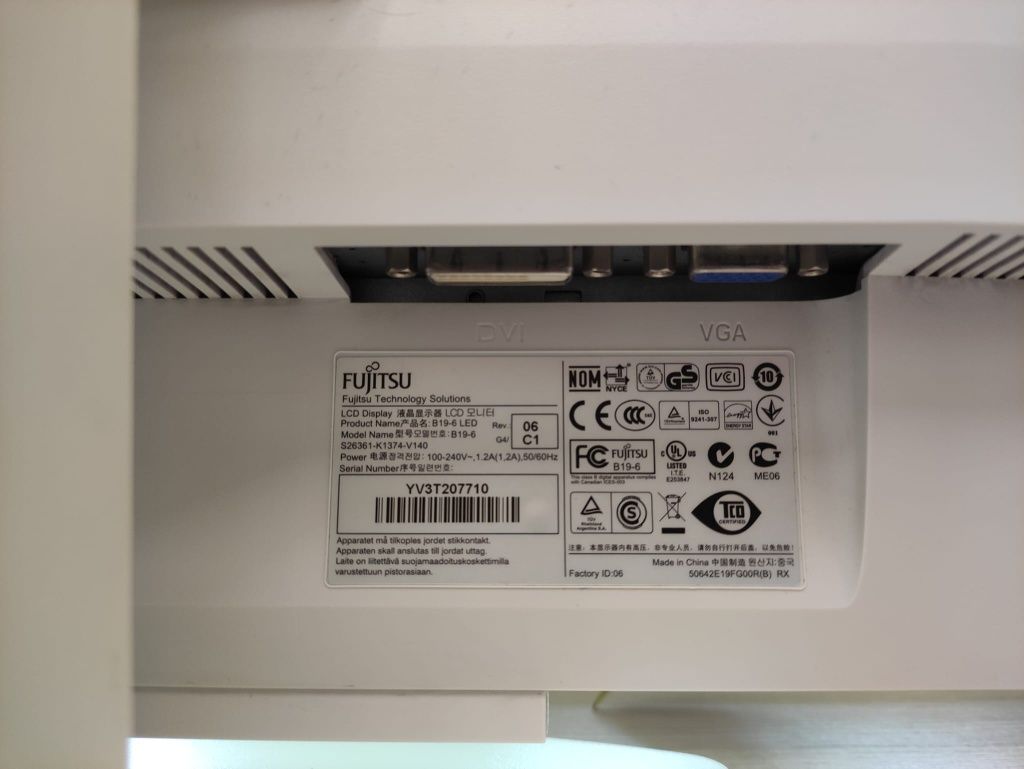 Monitor LCD Fujitsu - Siemens 19" z podświetleniem LED i wbudowanym gł
