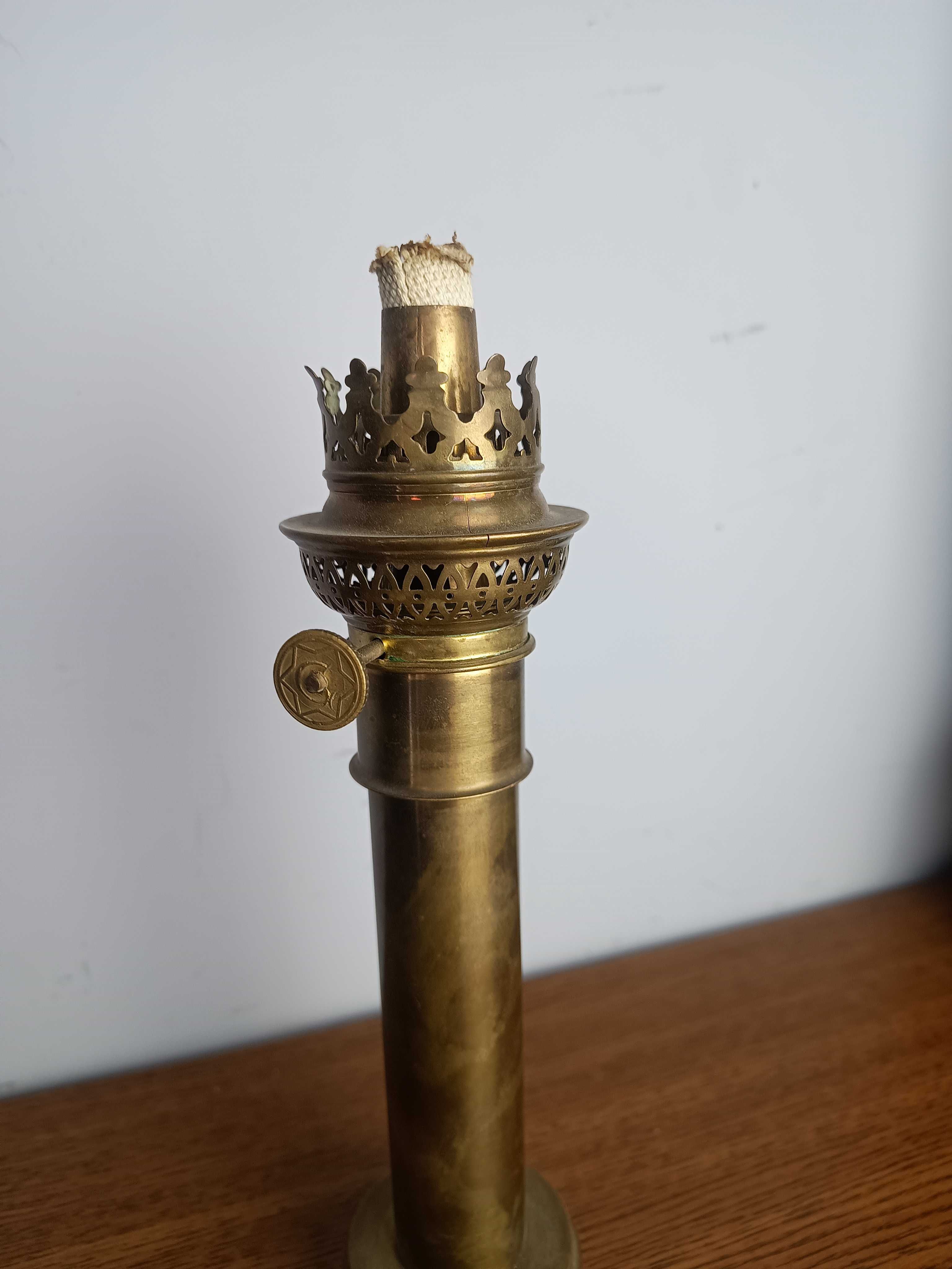 Stara mosiężna lampa naftowa