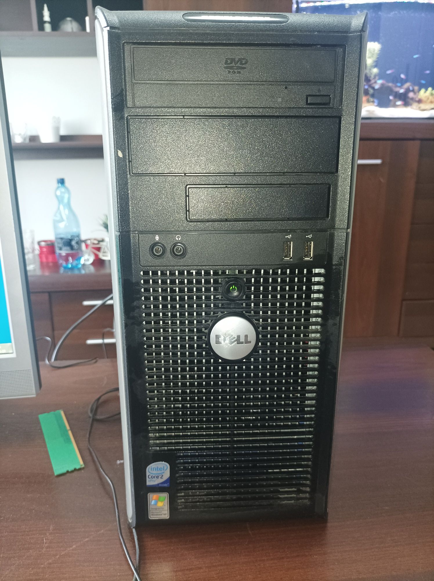 Komputer z monitorem