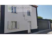 Moradia com garagem e quintal