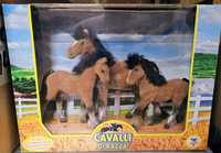 Zestaw trzech figurek koni do zabawy dla dzieci włoskiej firmy Teorema