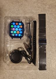 Czarny smartwatch z dwoma bransoletami