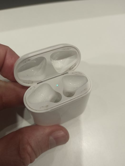 Футляр для наушников Apple