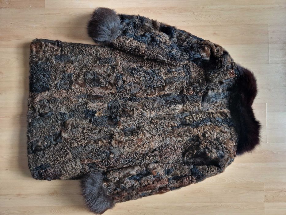 Futro z brązowych karakuł