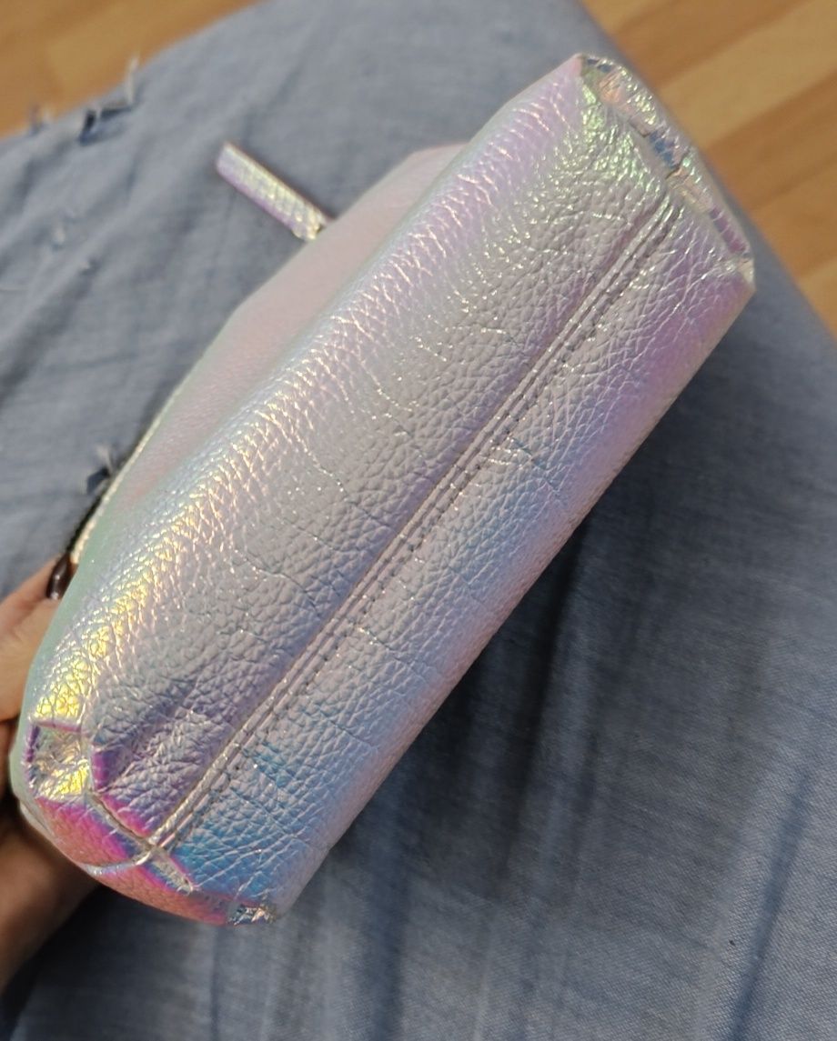 Bolsa prateada em bom estado. Pouco usada. Tamanho médio.