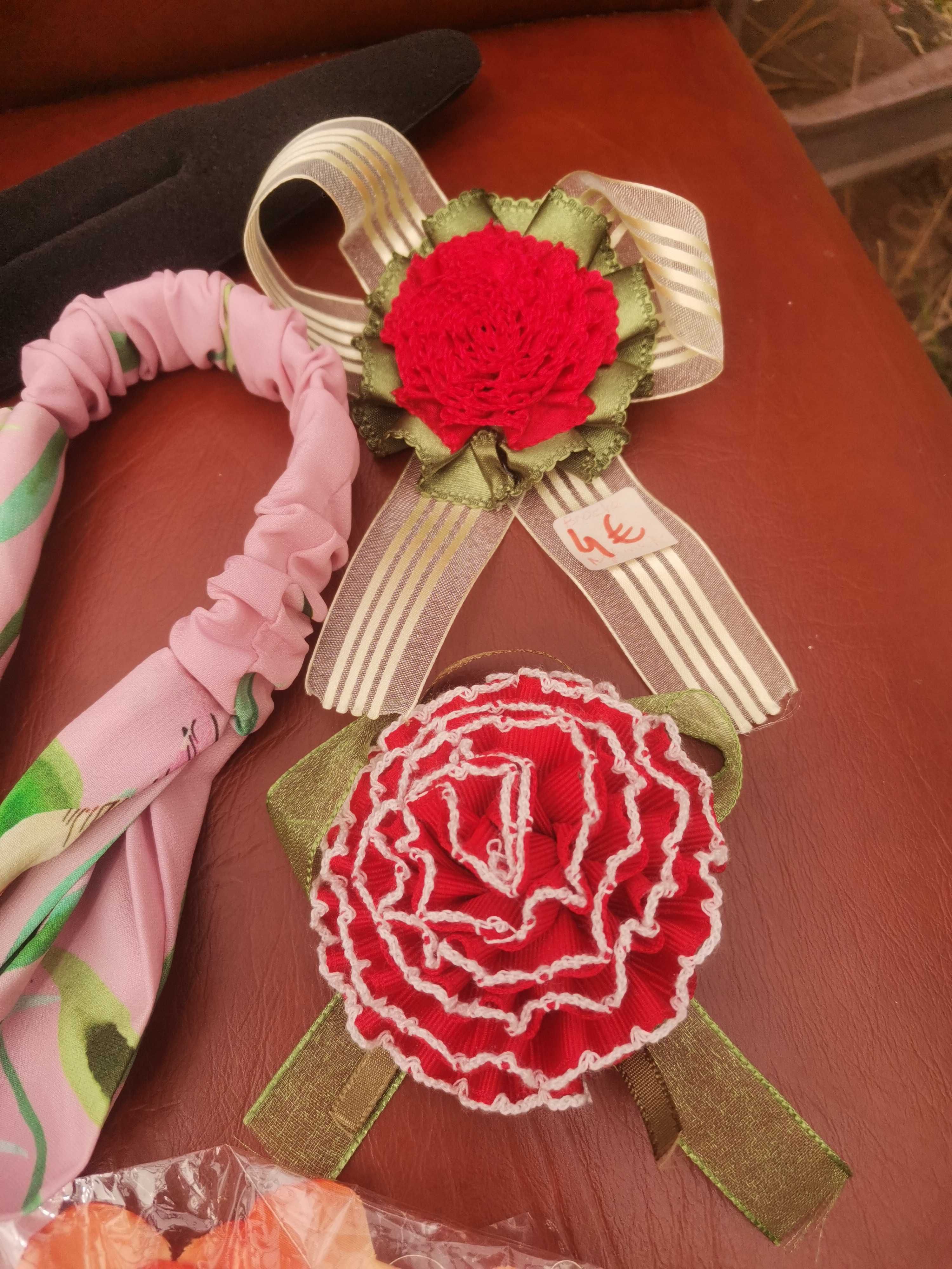 Acessórios de cabelo, cinto, broches