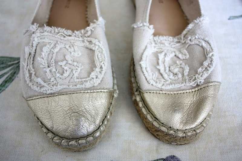 Alpercatas bege crú da GLORIA ORTIZ tamanho 36