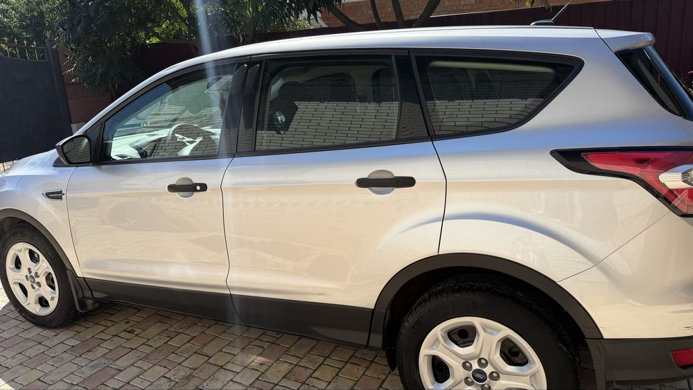 Ford escape 18 год