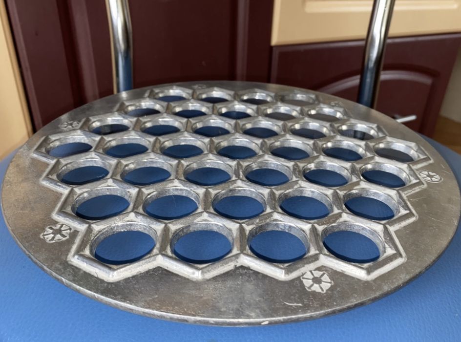 Пельменница СССР со знаком качества шестигранная на 37 шт.