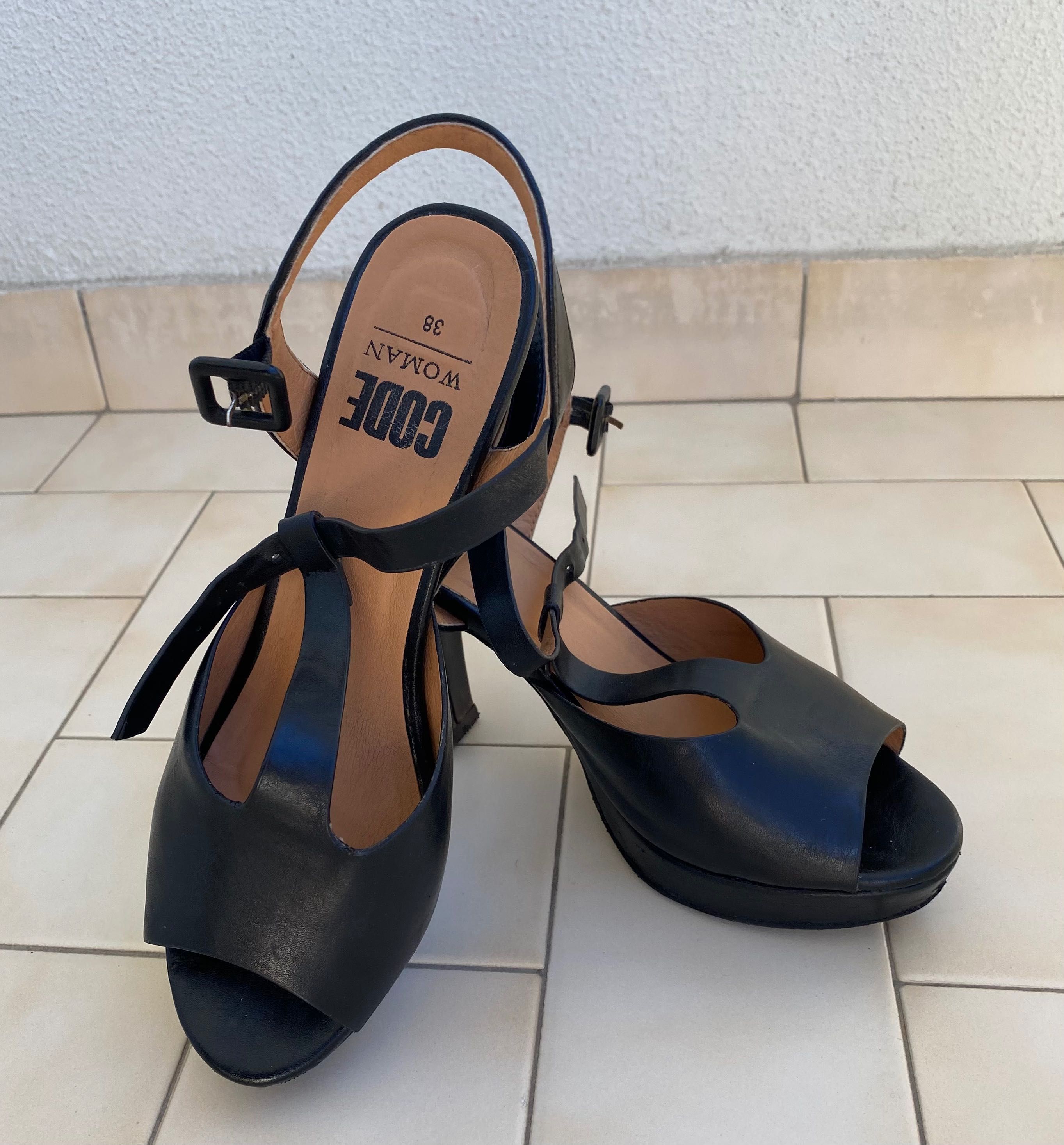 Sapatos pretos pele CODE 38 - como NOVOS