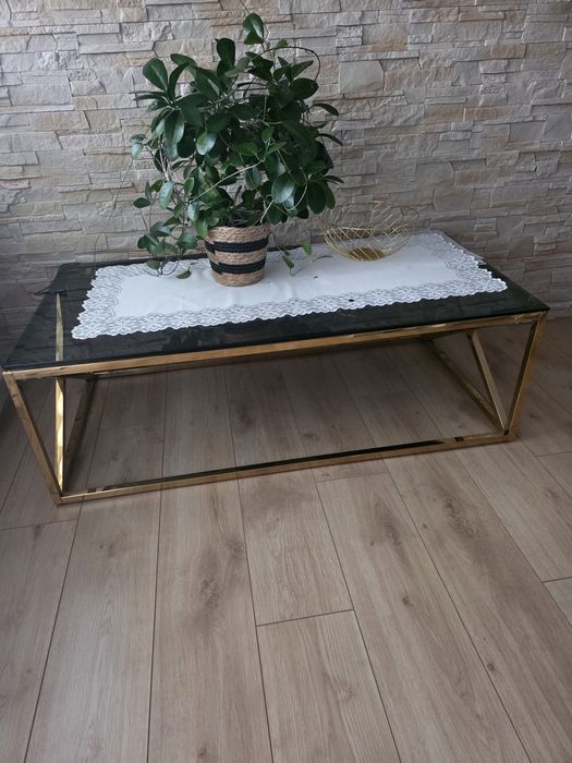 Stolik kawowy  ze złotymi nogami