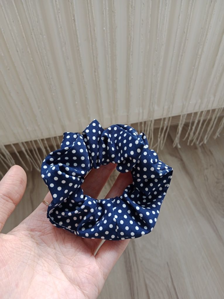 Granatowa gumka do włosów w kropki scrunchie