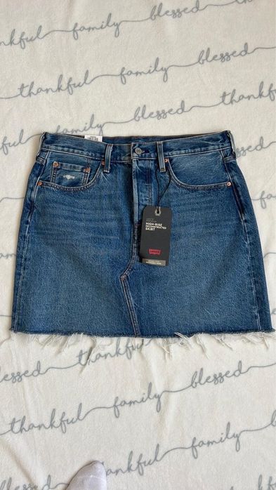 Спідниця фірми Levi’s, джинс темно- синього кольору з потертостями