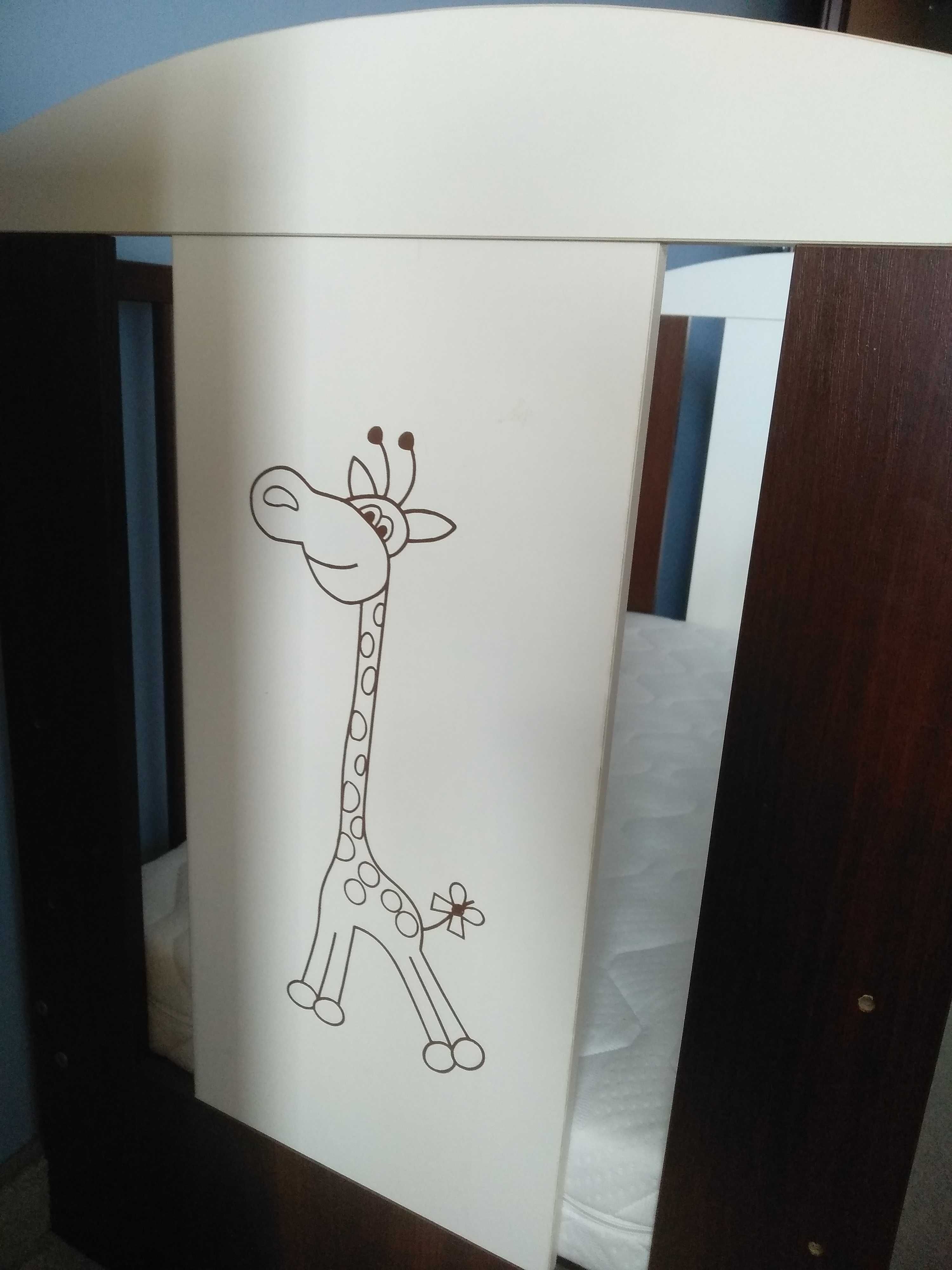 Łóżeczko dziecięce brązowe Klupś z żyrafą