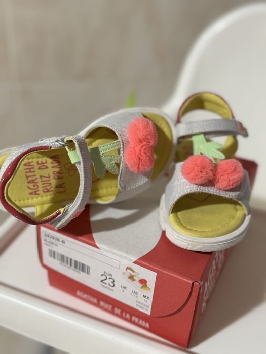 Vendo sandálias menina