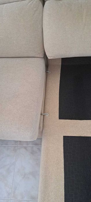 Sofá 4 lugares com chaise longue com capas removíveis.