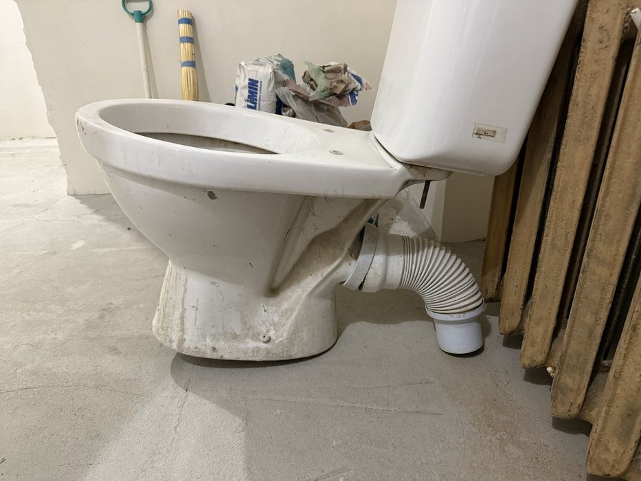 Унітаз з працюючим бачком