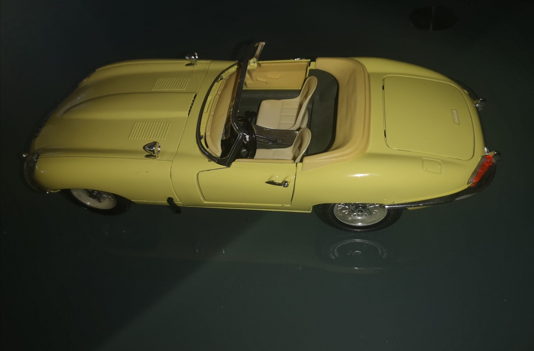 Jaguar e-type Cabriolet 1961 1:18