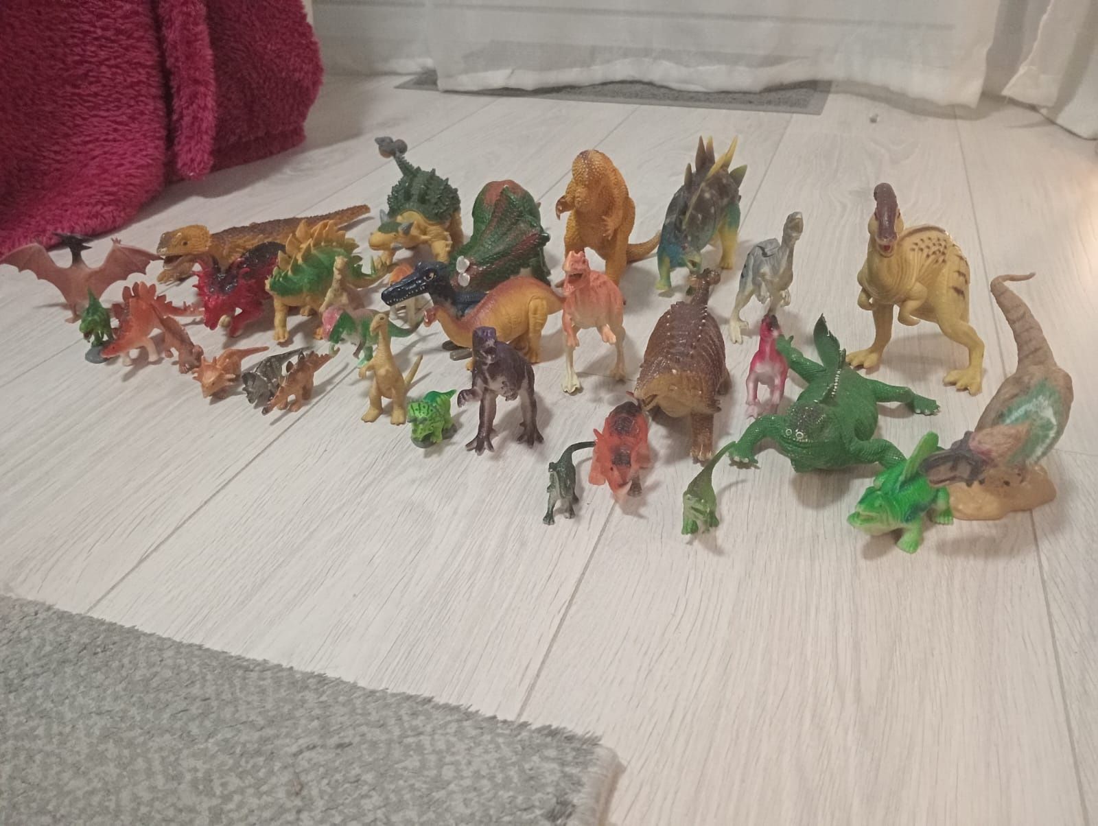 Figurki dinozaurów