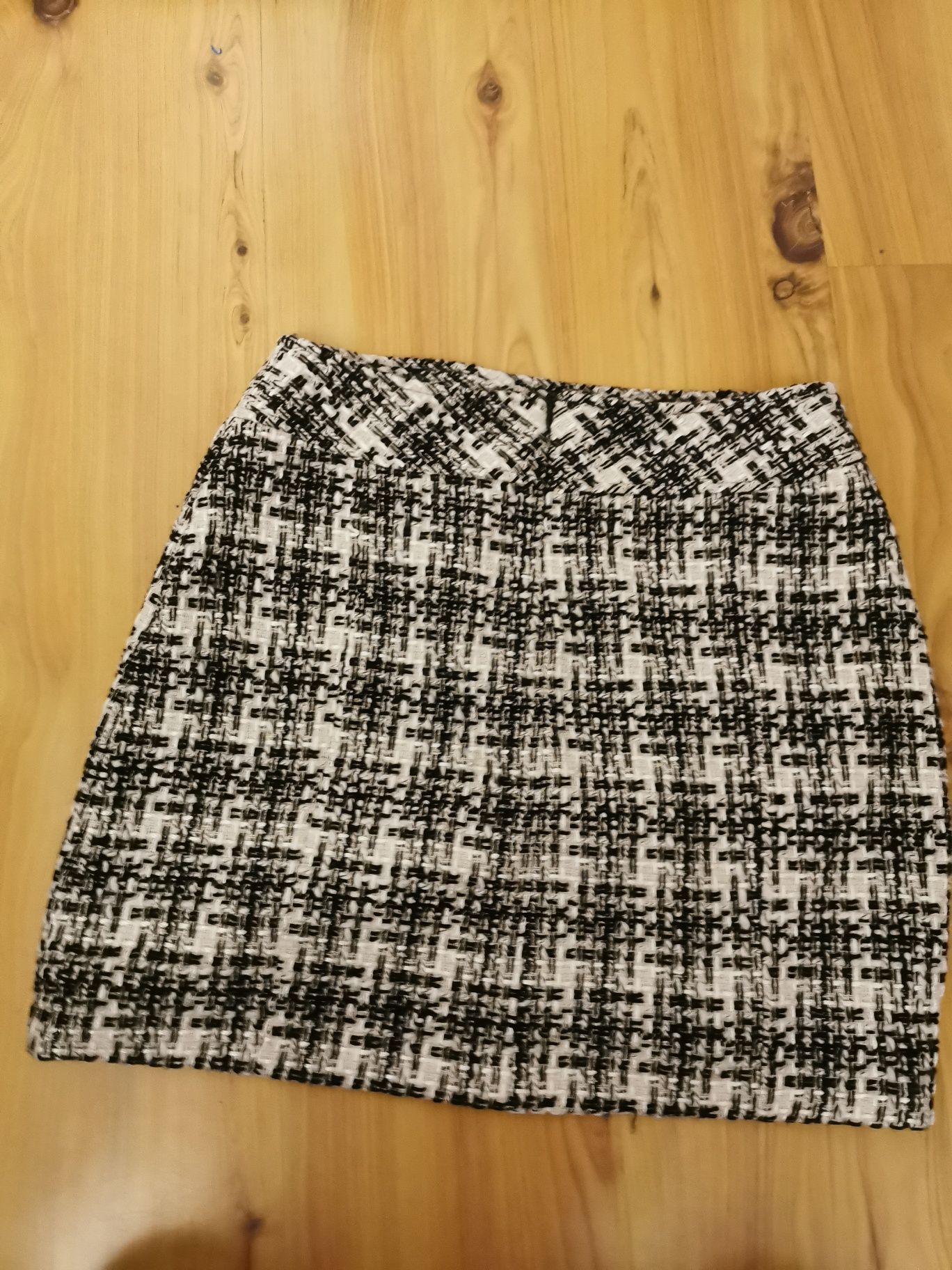 Wełniana sukienka boucle M