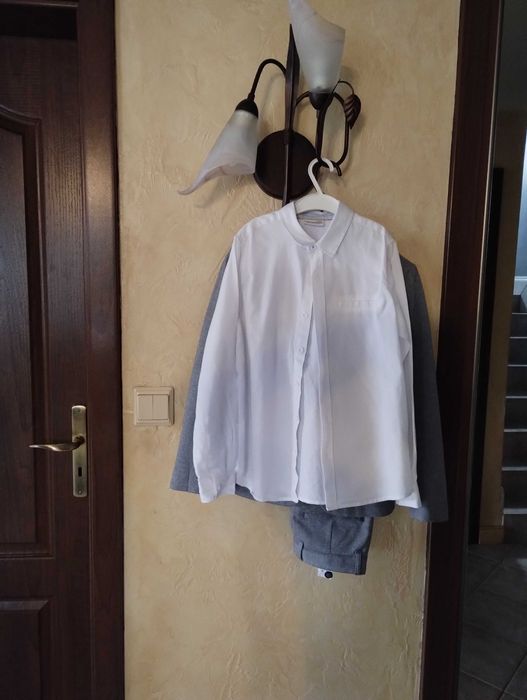 Garnitur Reserved szary + koszula biała, roz. 140