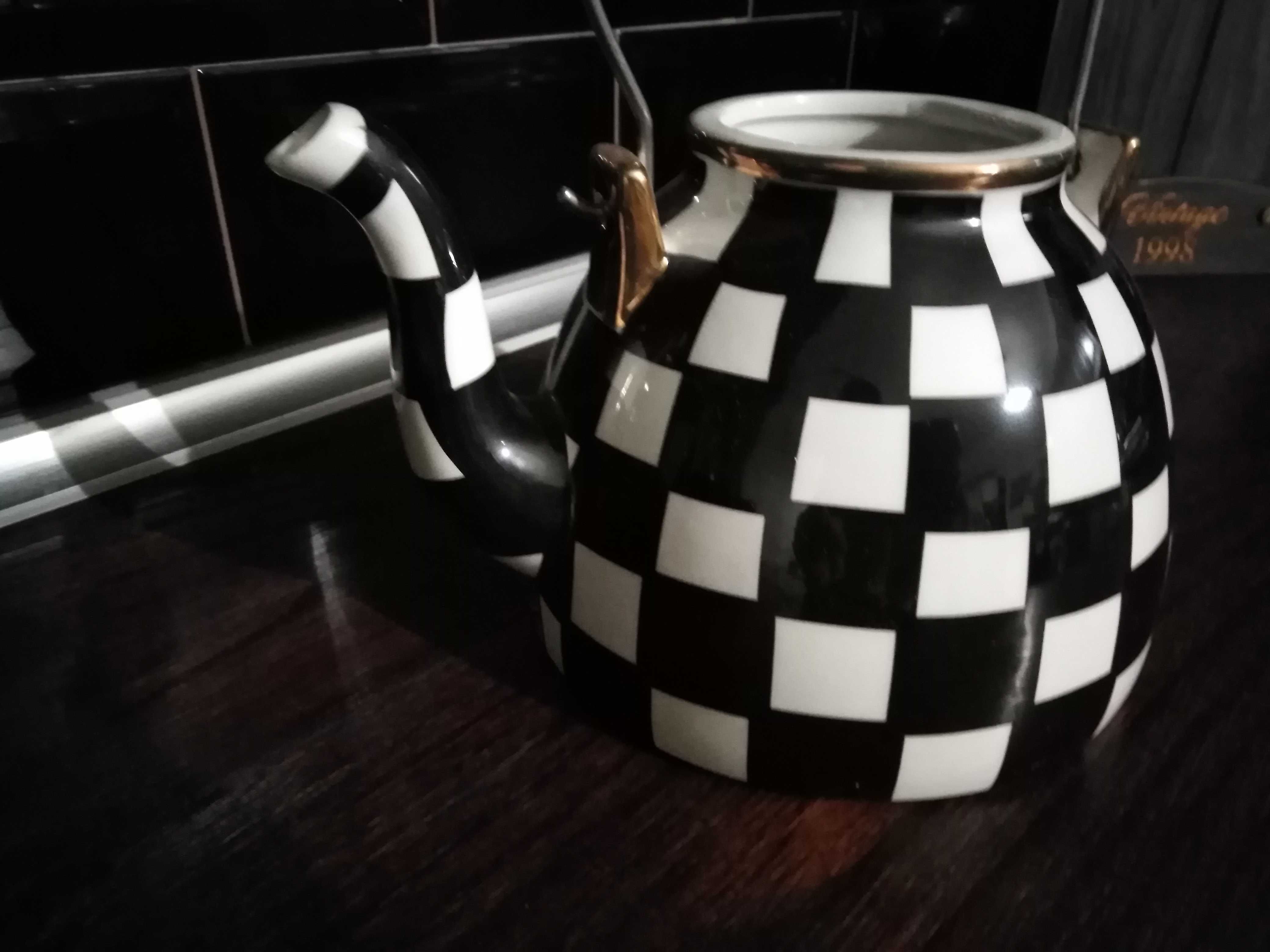 porcelanowy czajnik szachownica- kolekcje