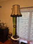 Wysoka lampa zabytkowa