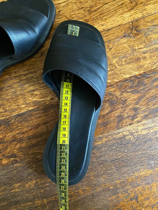 Шкіряні чорні шльопанці без дефектів