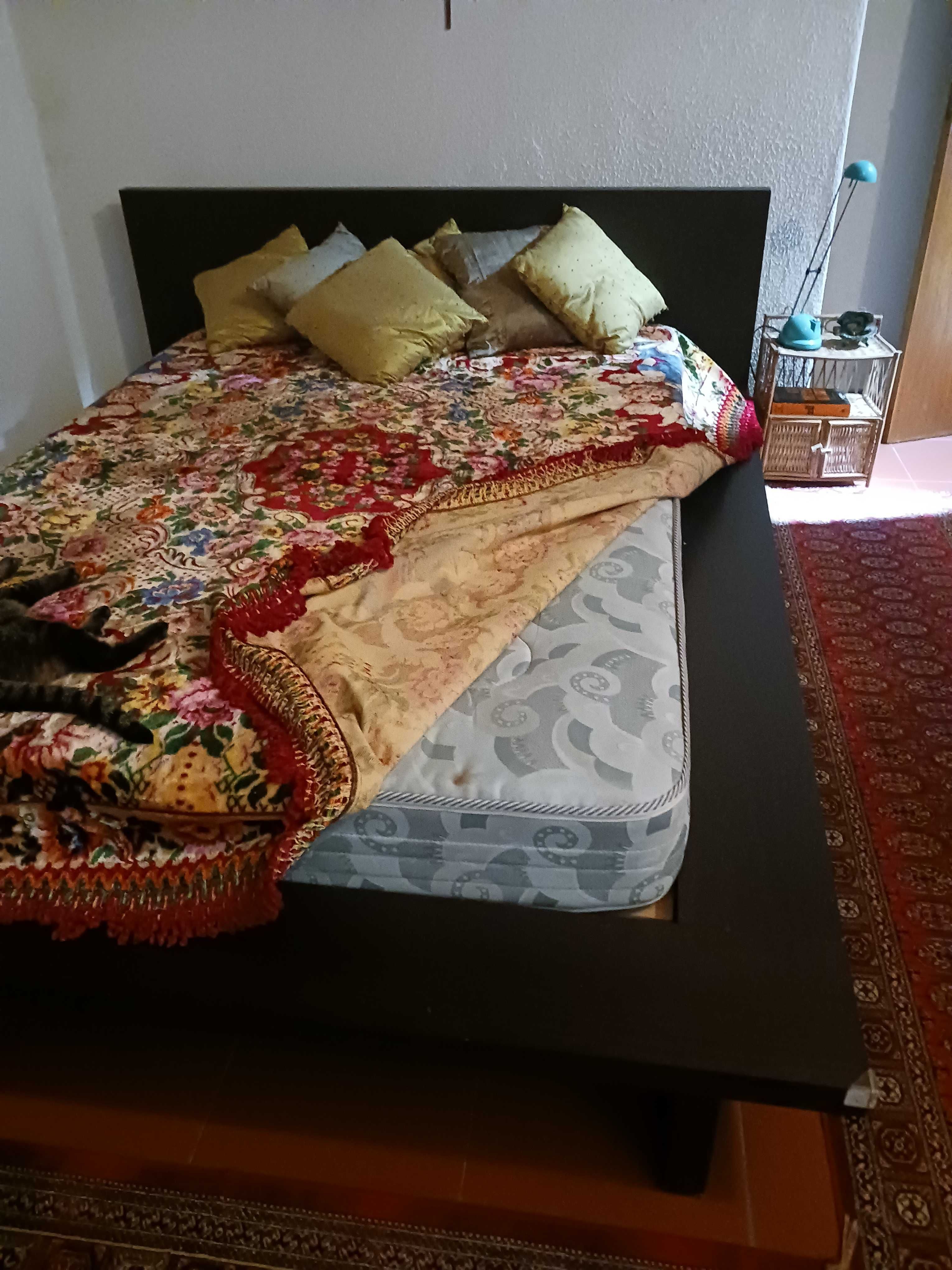 Cama de casal usada