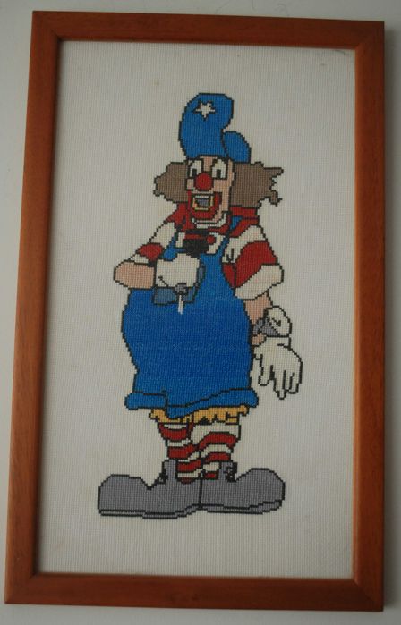 Quadro Bordado Ponto de Cruz "Palhaço" 50 cm x 30,5 cm