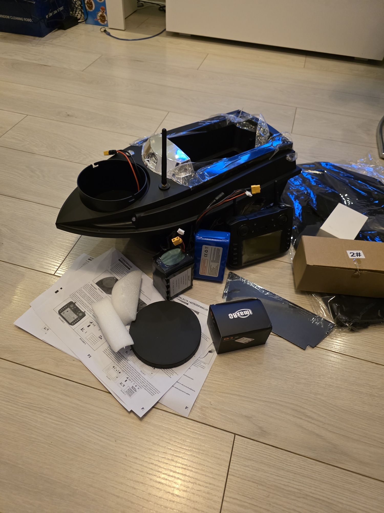 Łódka zanętowa Flytec V030  GPS powiększony zestaw 2 baterie. + echo