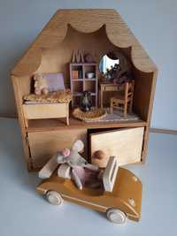 Drewniany domek z autkiem dla lalek/ myszek