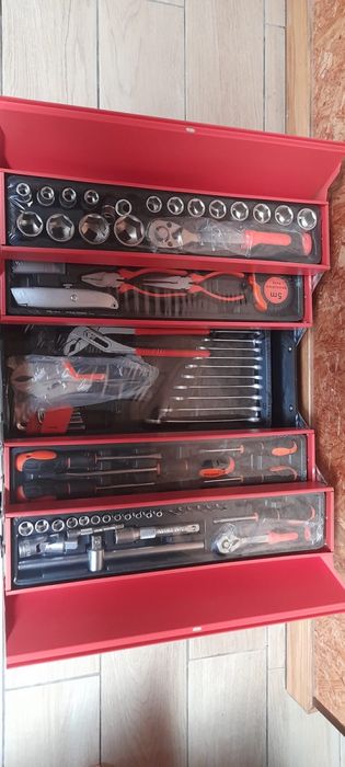 Mala de ferramentas em metal com 85 pecas novo e selado