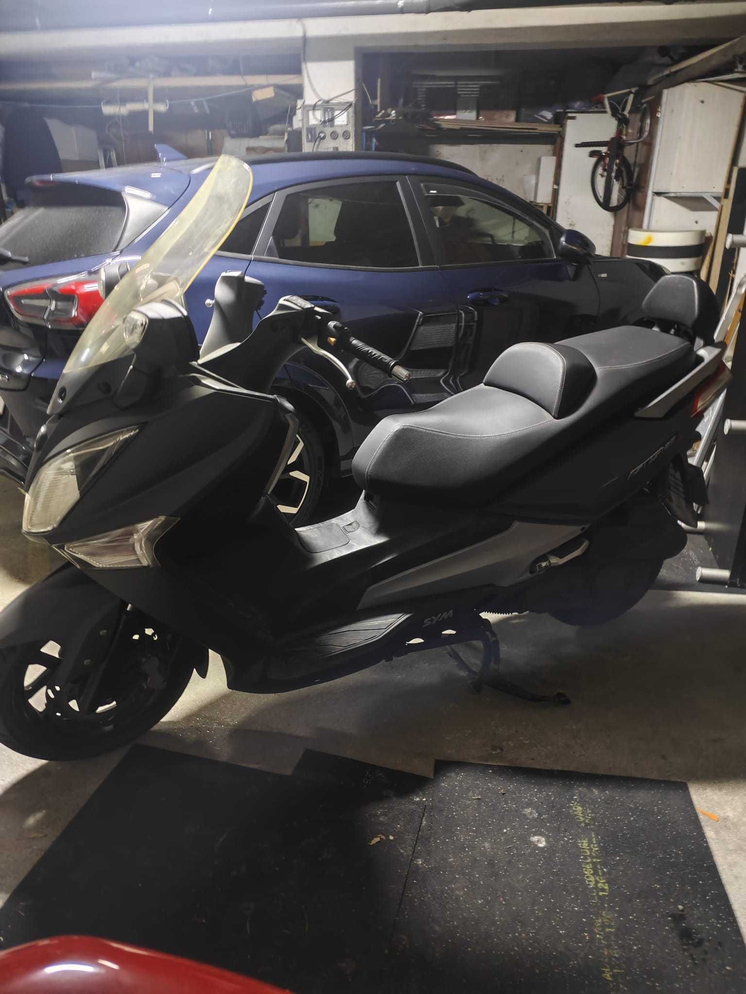 SYM 125 GTS i mota de garagem