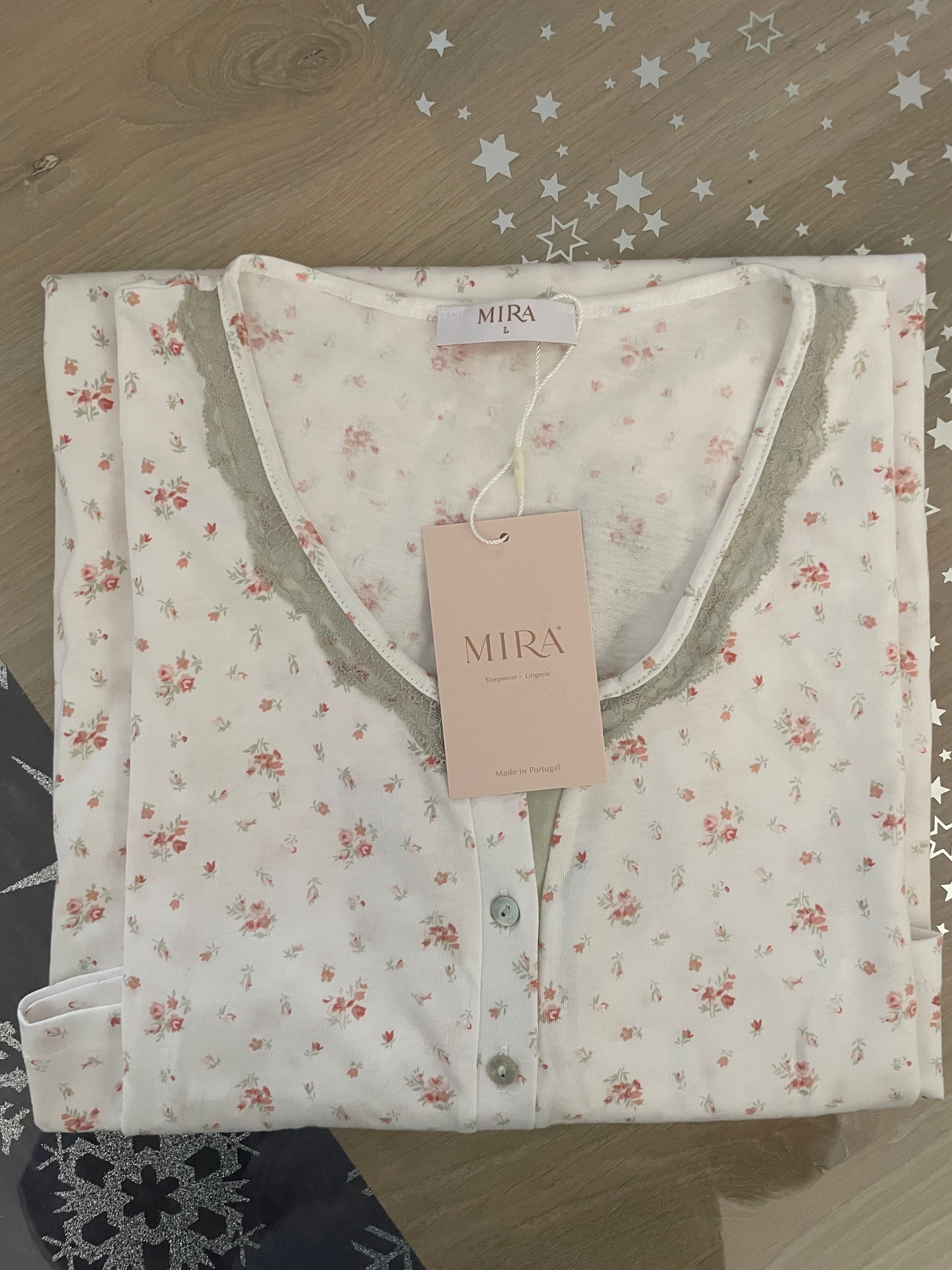 Camiseiro branco com padrão floral