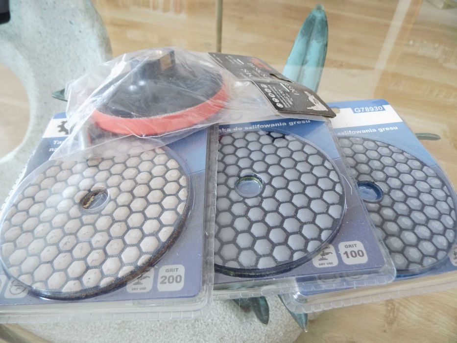 Zestaw ścierny na sucho. Dysk ścierny. Głowica ścierna. Diament.